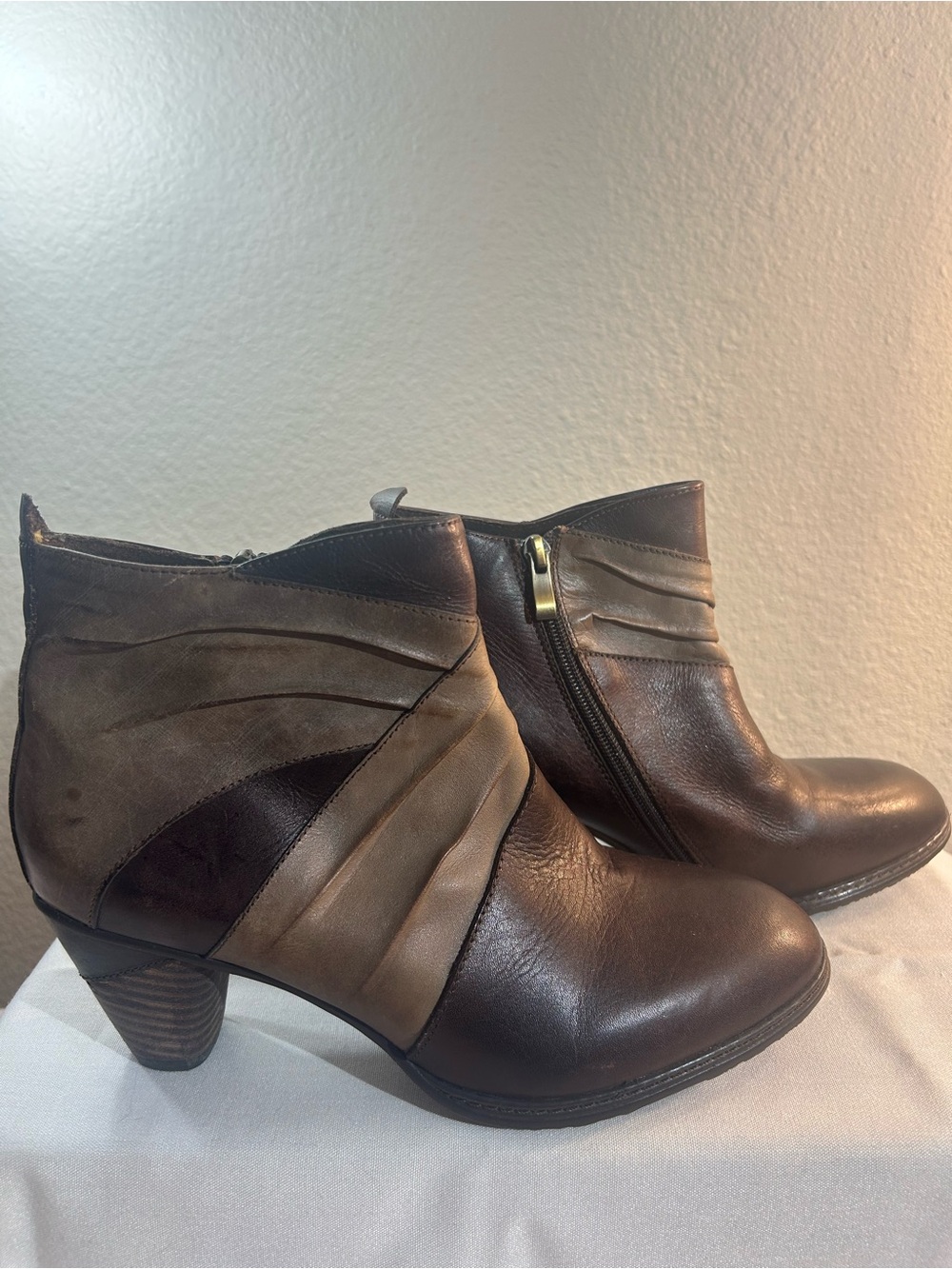 L'ATISTE Two-Tone Brown Leather Ankle Booties